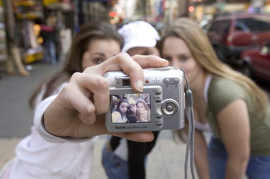 Защо тийнейджърите снимат със старите фотоапарати на родителите си? 