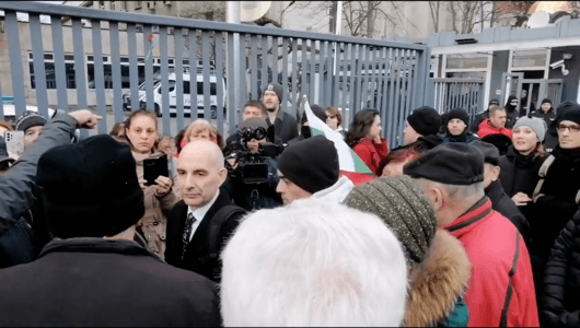 Граждани излязоха на протест пред БНР с искане Петър Волгин да бъде уволнен
