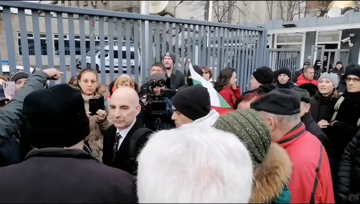 Граждани излязоха на протест пред БНР с искане Петър Волгин да бъде уволнен