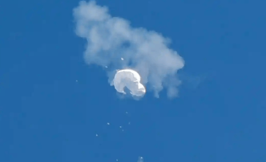 Американски военен самолет свали китайски балон за голяма надморска височина
