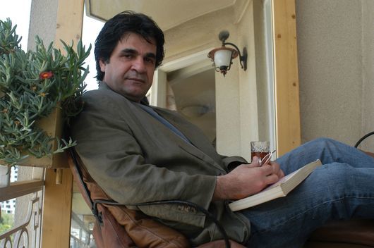 Два дни след като обяви гладна стачка, иранският режисьор Джафар Панахи е освободен от затвора