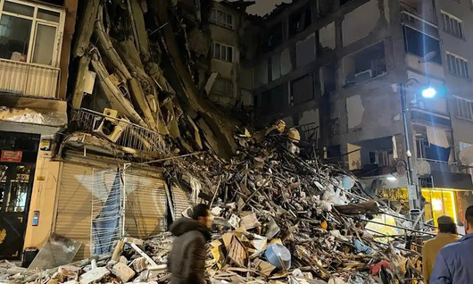 Десетки загинали и ранени в две мощни земетресения в Турция и Сирия 