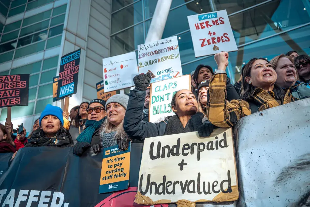 Десетки хиляди британски медсестри и служители в Спешна помощ излизат в стачка