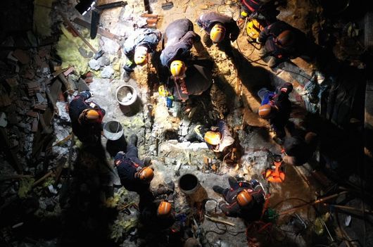 Турция продължава да спасява и да брои жертвите: все още има живи хора под руините