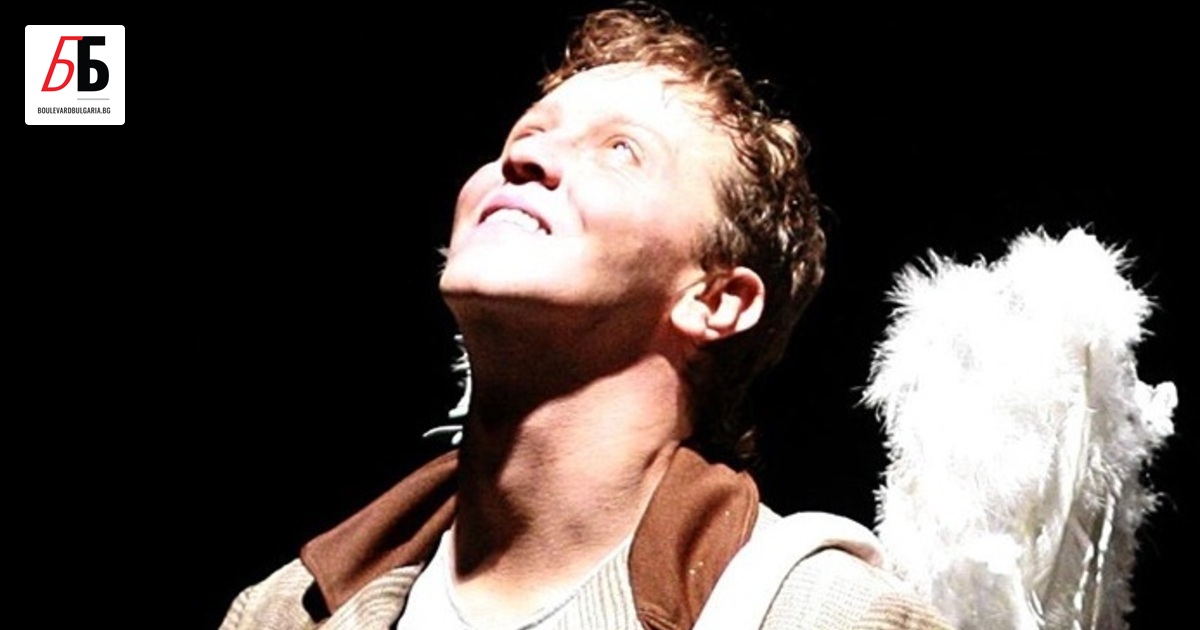 Директорът на Народния театър Иван Вазов Васил Василев също е