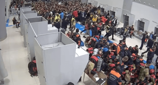 Летището в Истанбул събра хиляди доброволци и спасители в помощ на Турция