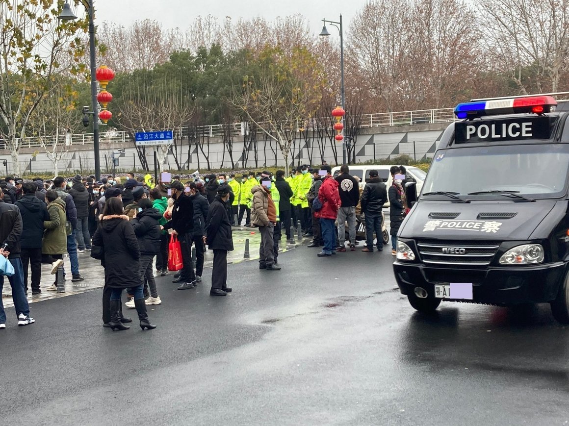 Нови протести в Китай. Хиляди възрастни протестираха под дъжда срещу здравна реформа