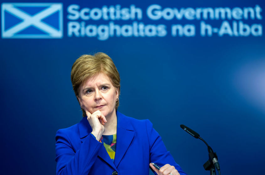 Бившият премиер на Шотландия Никола Стърджън беше задържана за разпит