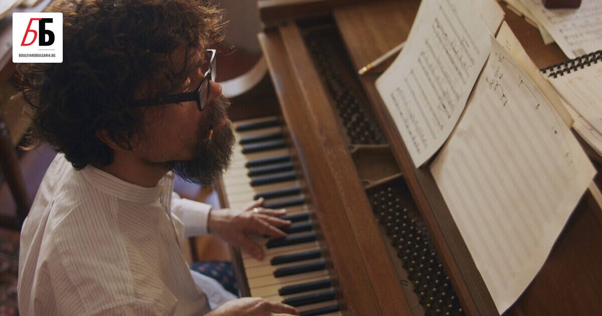 Тя дойде при мен/She Came To Me е откриващият филм