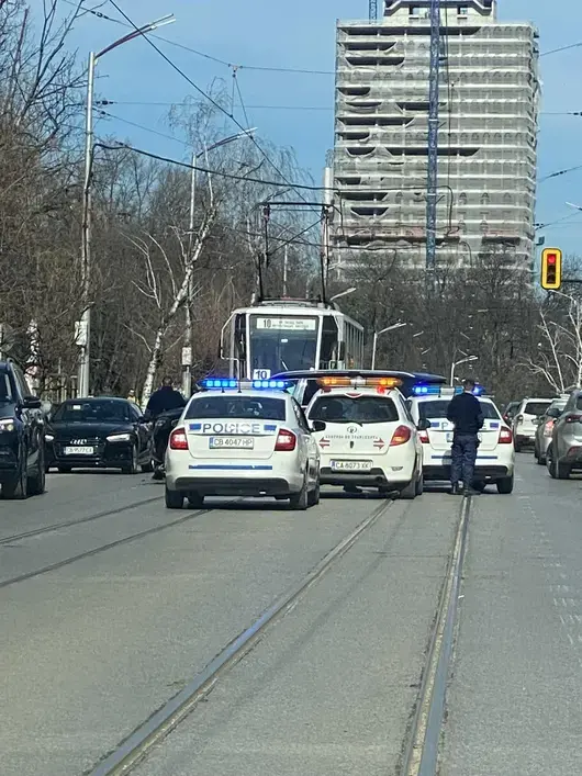 SUV и мотор катастрофираха на бул "Черни връх", движението още е затруднено