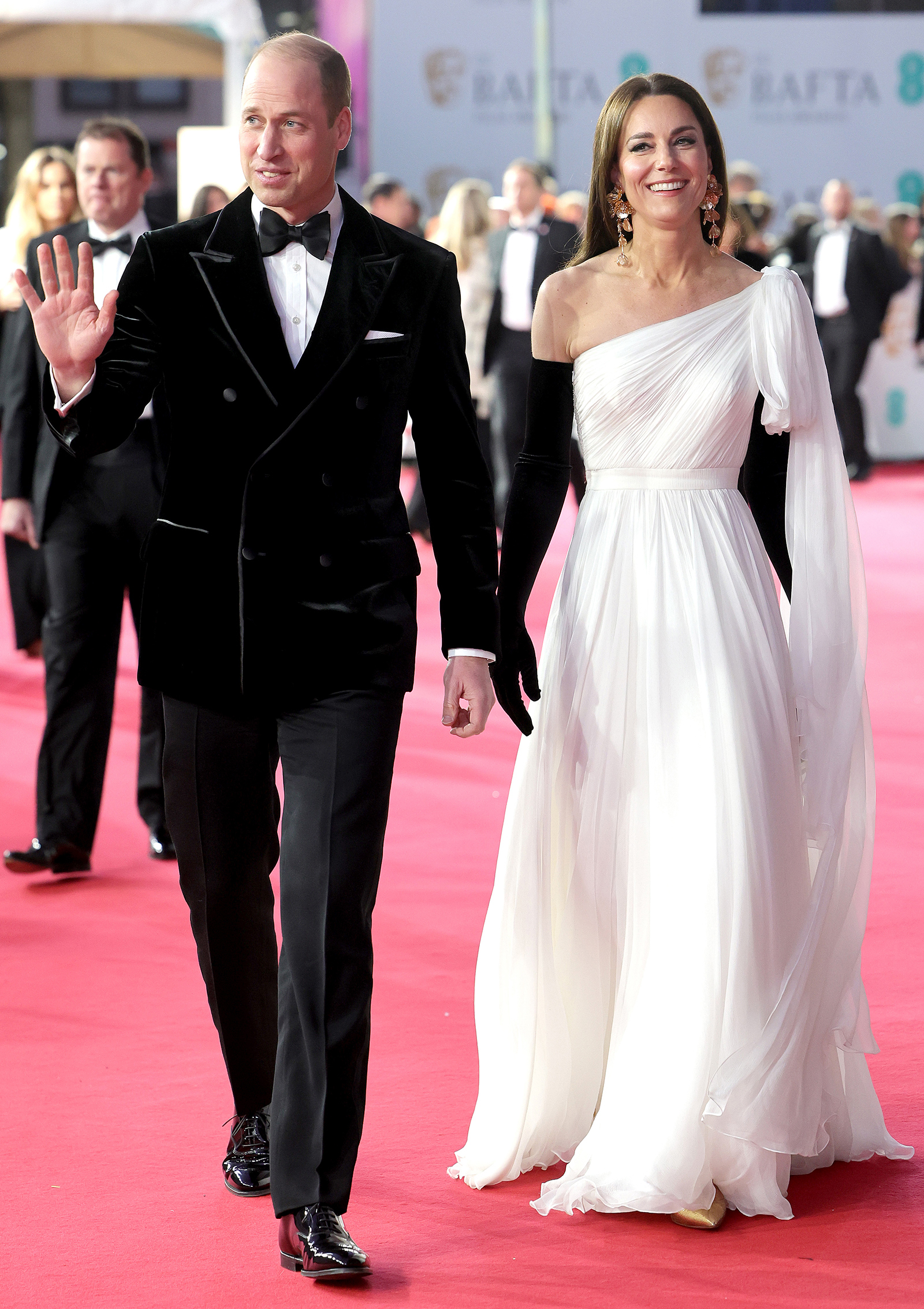 Кейт Мидълтън и Принц Уилям на наградите бафта 2023, bafta, червен килим, почит към елизабет 2, zara