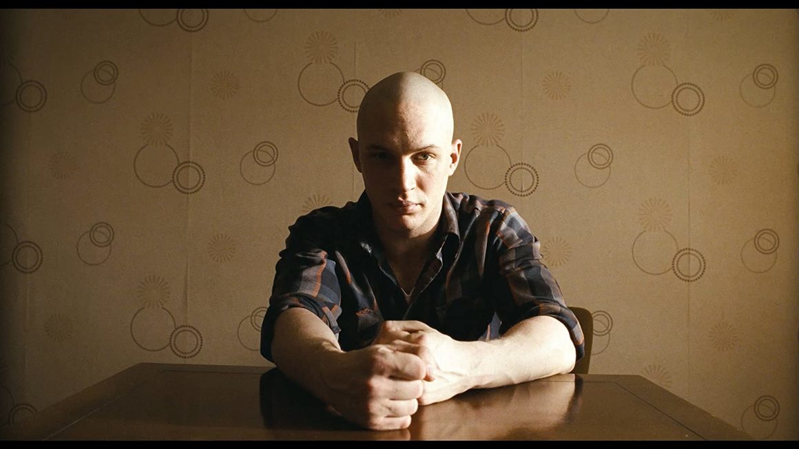 10. Bronson
<br><br>
Според мнозина това е филмът, който официално е превърнал Харди в част от "голямата лига" в киното.
<br><br>
Том качва 45 килограма за ролята, за да може да се превъплъти в популярния британски затворник Майкъл Питърсън. Въпреки, че влиза в ареста за обир на пощенски клон, постепенно алтерегото му Чарлз Бронсън взима превес, а това довежда до склонност към насилие, която го задържа в килията три десетилетия. Много силно представяне от Харди.