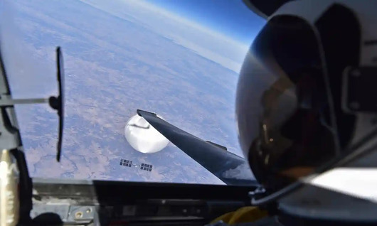 Пентагонът публикува пилотско селфи на китайския балон 