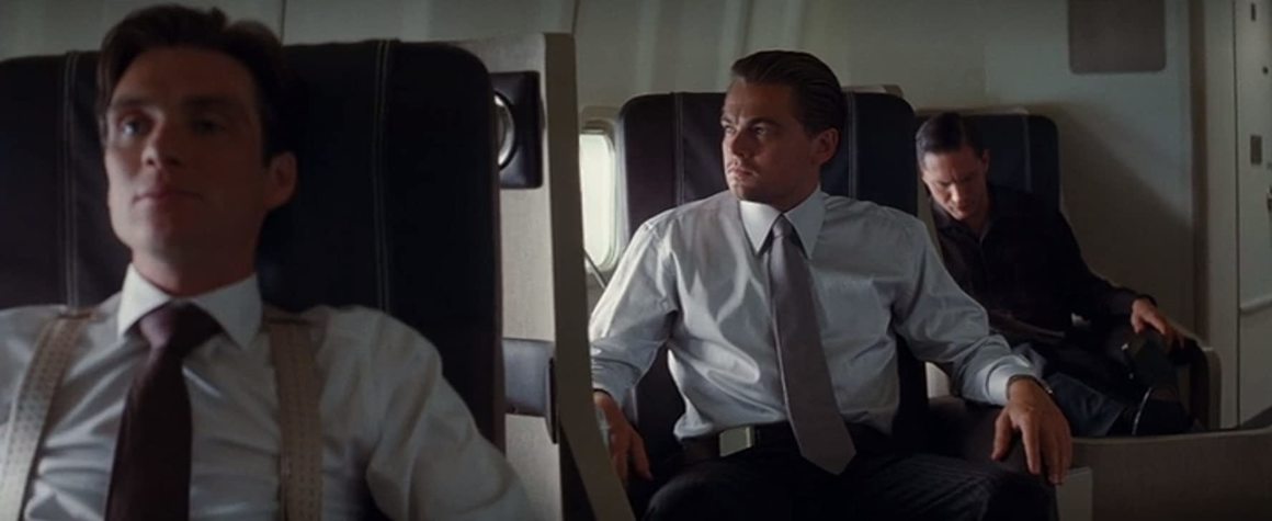 7. Inception
<br><br>
Харди и Нолан - началото. Актьорът влиза в екипа на Коб (Леонардо ди Каприо) - хакер, който специализира в това да прониква в подсъзнанието на хората и да открадва оттам най-ценните им тайни. Заедно с Джоузеф Гордън-Левит и Елън Пейдж той се опитва да внедри идея в главата на Килиън Мърфи, с която да унищожи бизнес империя.
<br><br>
Харди е своеобразен хамелеон - умее да си присвоява чужда визия, като по този начин помага значително в манипулирането на чуждото съзнание. Тук виждаме Том в по-елегантна роля спрямо предишните в класацията.
