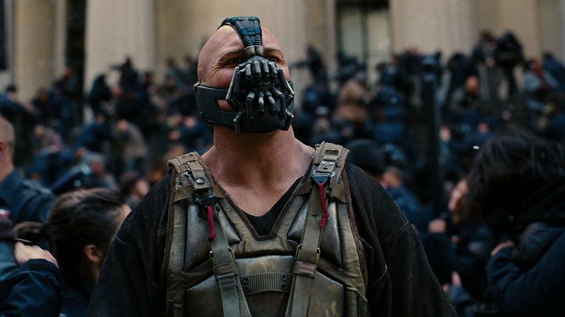 6. The Dark Knight Rises
<br><br>
Още един брилянтен продукт на партньорството му с Кристофър Нолан. В заключителния филм от трилогията Харди играе внушителния, безпощаден Бейн, който няма проблеми с това да се изправи срещу Батман.
<br><br>
Една от многото роли, в които лицето на британеца се оказва скрито зад маска, показва други негови оръжия - гласът му звучи като крещящ Дарт Вейдър, който свири на бас акордеон - и всичко това излизащо през ауспуха на "Харли Дейвидсън". Понякога трябва да се концентрираш, за да разбереш точно какво казва, но ефектът със сигурност е впечатляващ - особено по време на речта му на стадиона в Готъм.