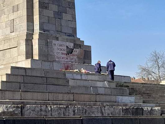 Върху Паметника на Съветската армия в София има нанесени щети