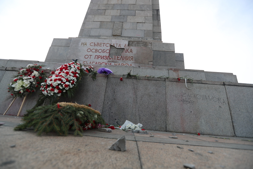 Радев нападна партиите, които "се крият зад Паметника на съветската армия"