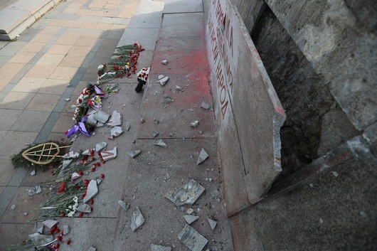"Не се срамувам от постъпката си": Кой е мъжът, строшил плочата на съветския паметник в София?