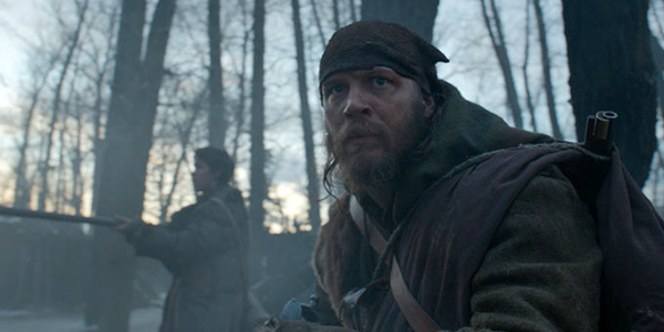 5. The Revenent
<br><br>
Може би най-успешната роля на злодей, която Харди е поднасял на големия екран. Макар спокойно да можехме да го видим и като главния актьор във филма.
<br><br>
Героят на Том, Джон Фитцджерълд, изоставя Хю Глас (Леонардо ди Каприо) на произвола на съдбата, след което прибира допълнителна възнаграждение за това, че "го е погребал спрямо христианските традиции". Глас обаче оцелява въпреки всичко (дори това да включва битка с грамадна мечка) и се връща, за да търси своето отмъщение. Харди не е просто подъл - той е напълно достоен "алфа" противник на Ди Каприо. Блестящото му зло присъствие в продължението на целия филм ни гарантира велик сблъсък между две легенди на модерното кино.