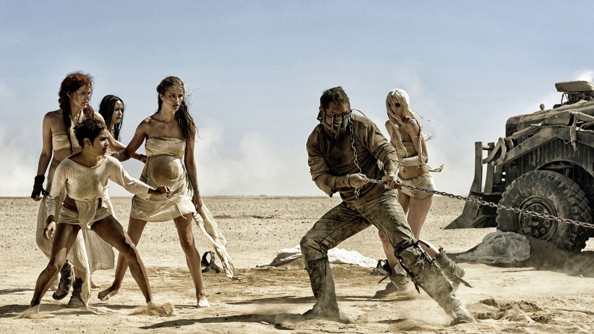 2. Mad Max: Fury Road
<br><br>
За по-голямата част от фенбазата му, това е неговата знакова роля - Харви е мълчаливият Макс Рокатански, тормозен от спомените за съпругата и детето, които така и не е успял да спаси.
<br><br>
И тук на лицето му има маска, но този път гласът му почти не се чува. И без много реплики обаче той успява да има ярко присъствие във всеки един кадър, в който го виждаме.
<br><br>
Обстоятелствата го принуждават да помогне на Чарлийз Терон да поведе феминистка битка срещу неравенствата в общество, ръководено от военен, който държи контрола над водата, млякото, патроните и петрола.