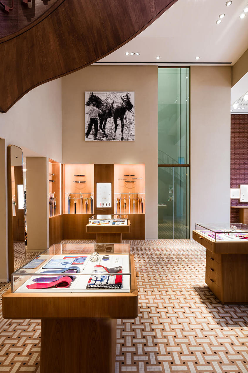 Hermès предоставя бонус от 4000 евро на служителите си по света - интериор на магазин в Амстердам