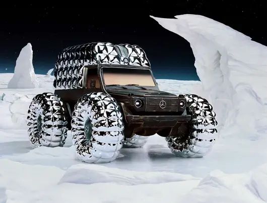 Mercedes и Moncler "облякоха" G-класата в пухено яке