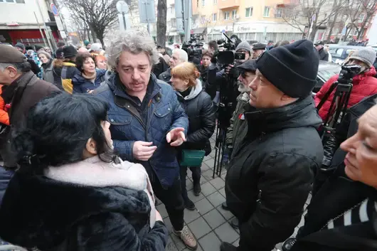 Камен Донев поиска оставка на Василев от Народния с писмо и стих за "този Зевс, на театъра Василевс"