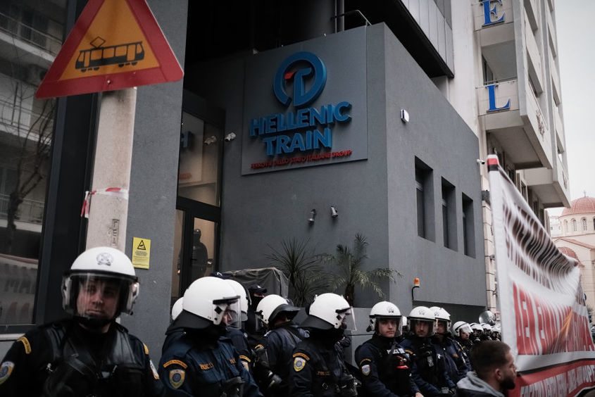 Втори ден без влакове в Гърция и нови протести заради жп катастрофата