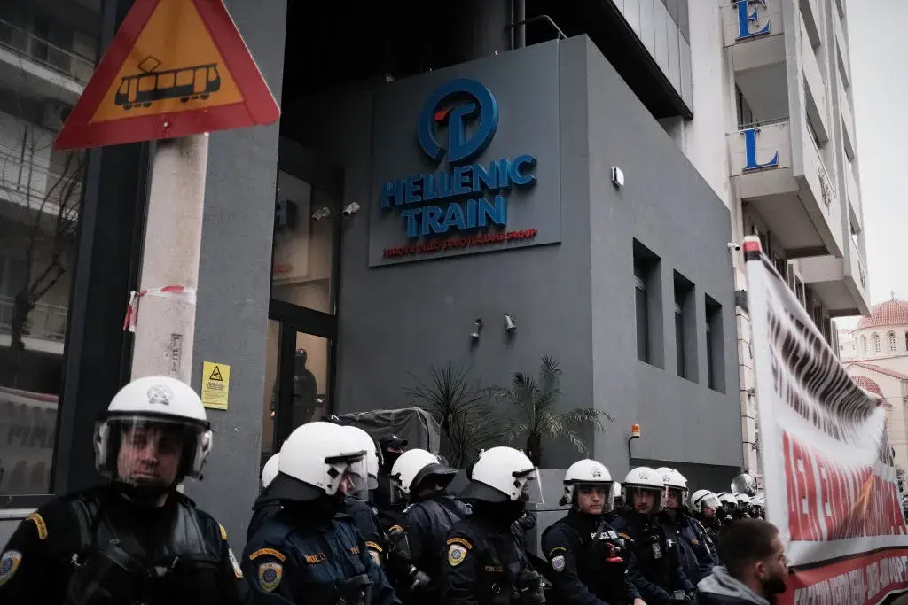 Втори ден без влакове в Гърция и нови протести заради жп катастрофата