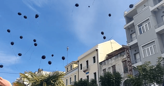 Бунтът на черните балони: Ученици и студенти в Гърция на протест след влаковата катастрофа