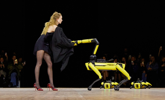 Роботите на Boston Dynamics превзеха подиума на Седмицата на модата в Париж