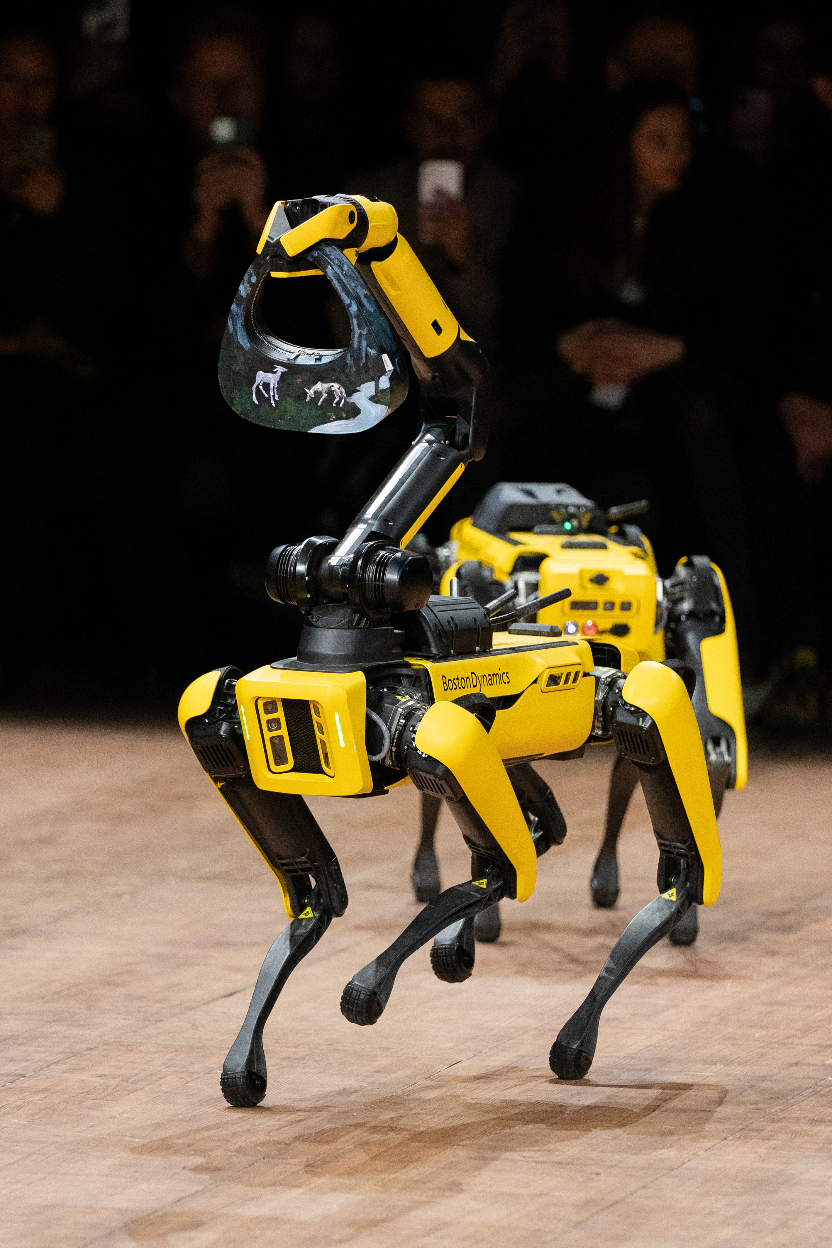 Роботите на Boston Dynamics превзеха подиума на Седмицата на модата в Париж - Coperni, 2023