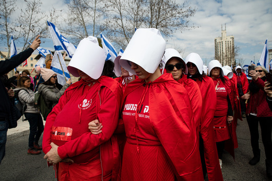 Защо все повече протестиращи жени в Израел се обличат като в „Историята на прислужницата“?