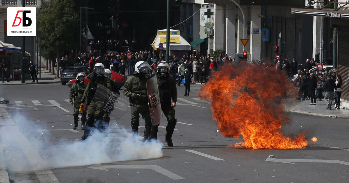 Жестоки сблъсъци избухнаха между полиция и протестиращи пред гръцкия парламент