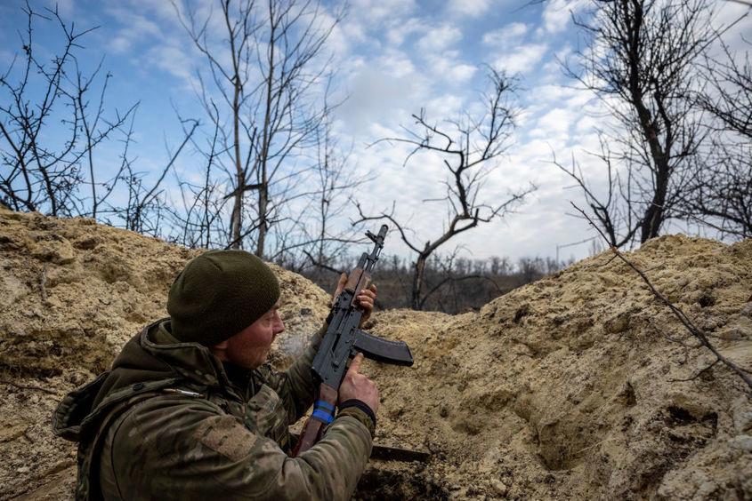 Руските сили се оттеглят край Бахмут, твърдят Украйна и „Вагнер“