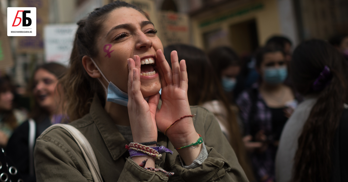 Заетостта при жените е по-висока отколкото при мъжете, но заплащането