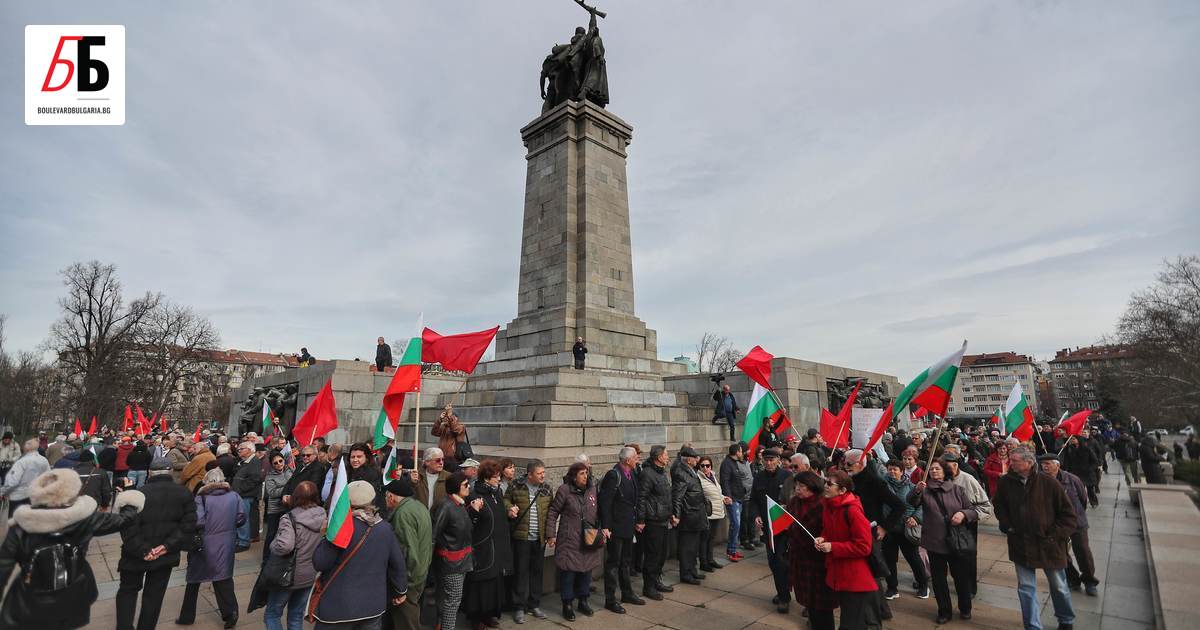 БСП организира предизборна жива верига около Паметника на съветската армия,