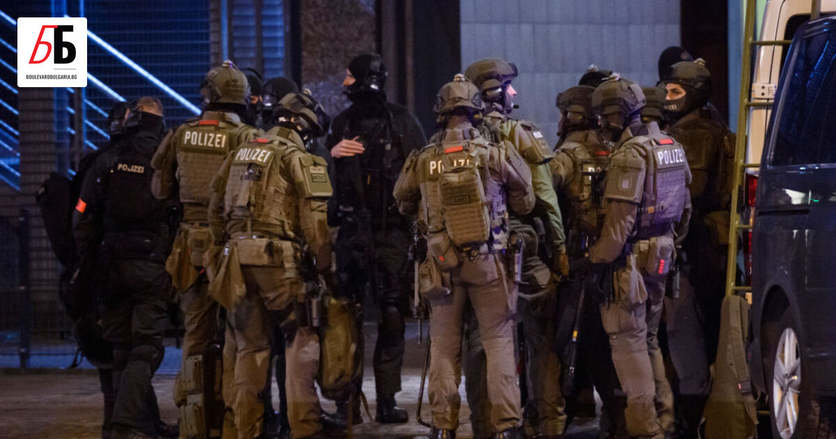 Най-малко шест души са загинали, а други 17 са ранени