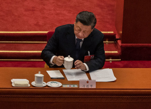 Едноличен владетел с две чаши: Как Си Дзинпин демонстрира властта си пред политическия елит?