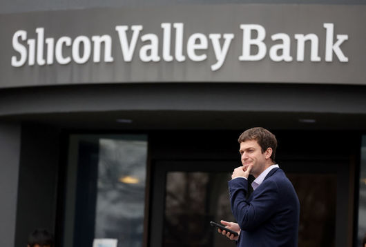 Служителите на фалиралата Silicon Valley Bank са получили годишните си