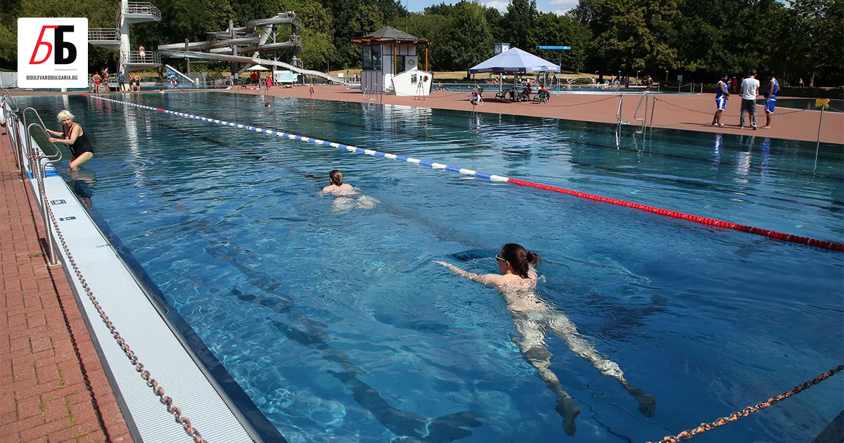 Жените в Берлин вече могат да плуват без горнище на