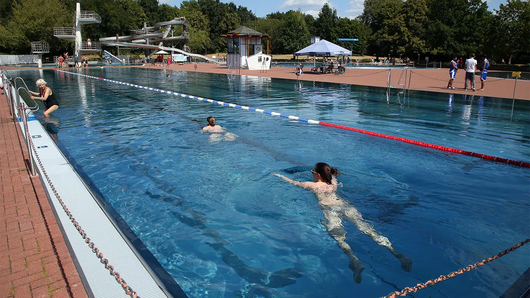 Жените в Берлин вече могат да ходят на басейн без горнище