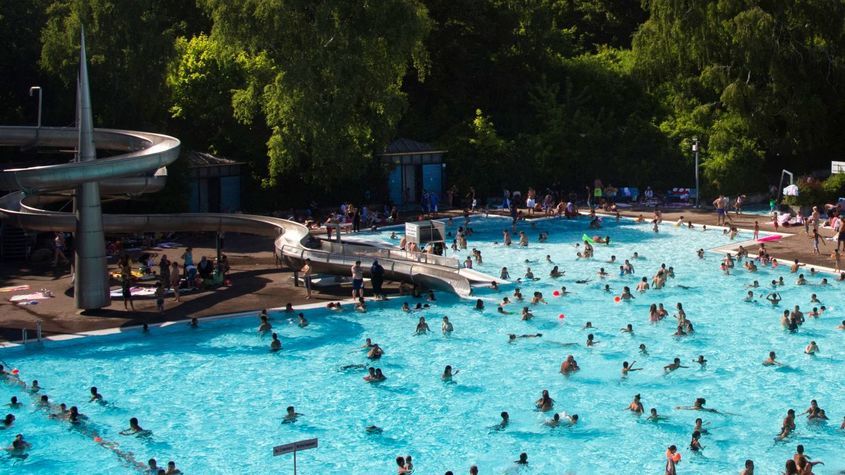 публичен басейн в Берлин, Германия - Жените в Берлин вече могат да ходят на басейн без горнище, нов закон, 
