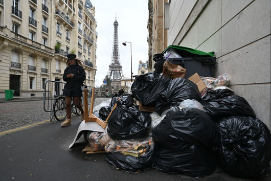 Париж вече не е толкова романтичен: Боклук по улиците, масовите стачки продължават