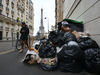 Голямо количество боклук по улиците на Париж
