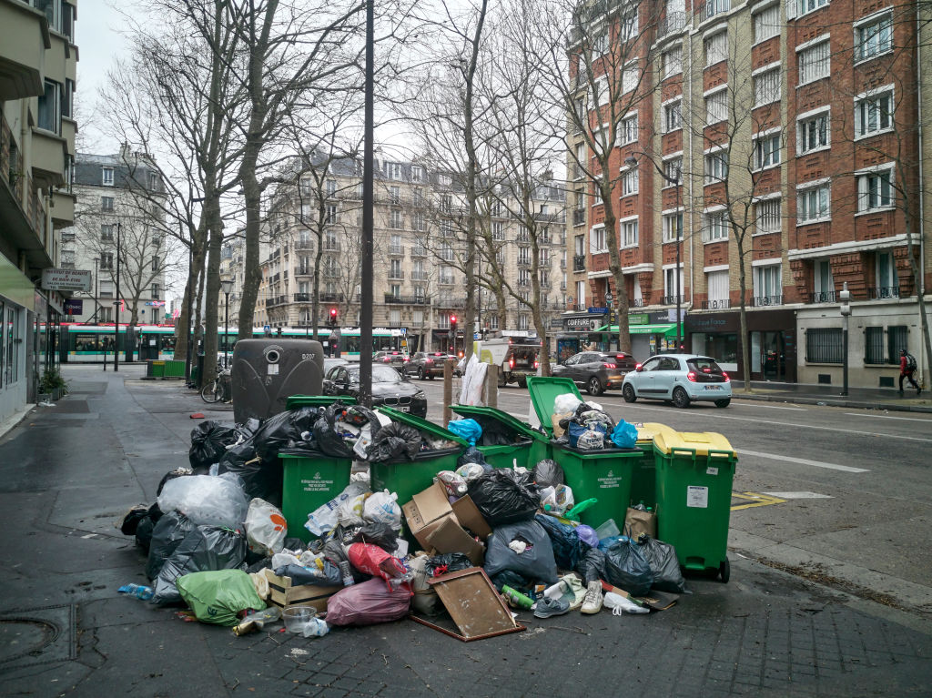 Боклук по улиците на Париж заради стачка на работниците