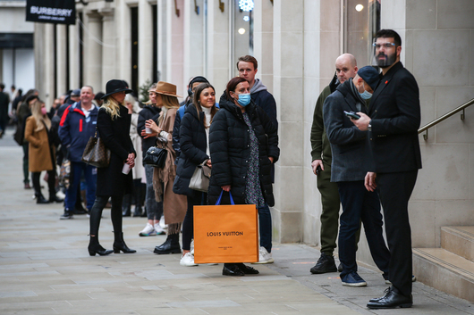 Лондон губи потребителите на луксозни стоки, които отиват към Франция и Италия 