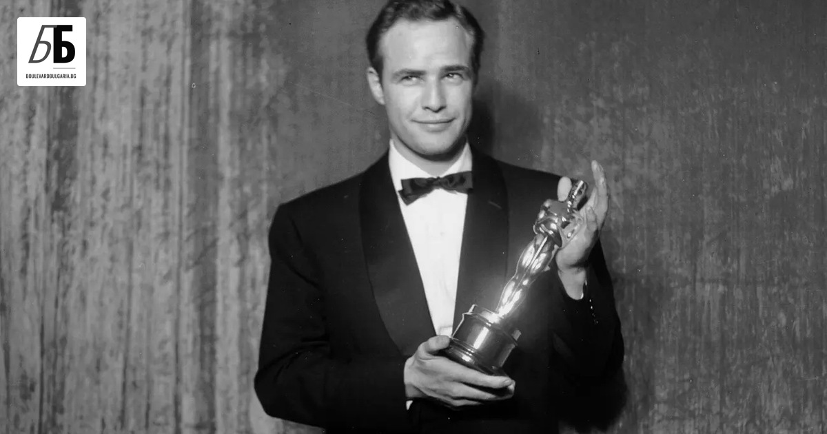 Годината е 2000, месецът е март, точно три седмици преди