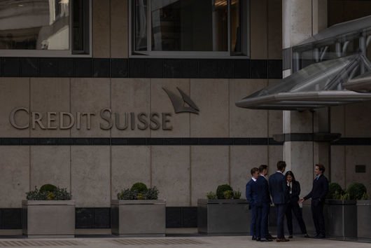 Втората по големина швейцарска банка Credit Suisse ще изтегли до