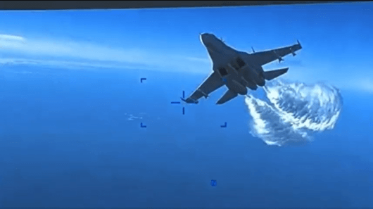 Вижте момента на сблъсъка между руския Су-27 и американския дрон над Черно море (Видео)